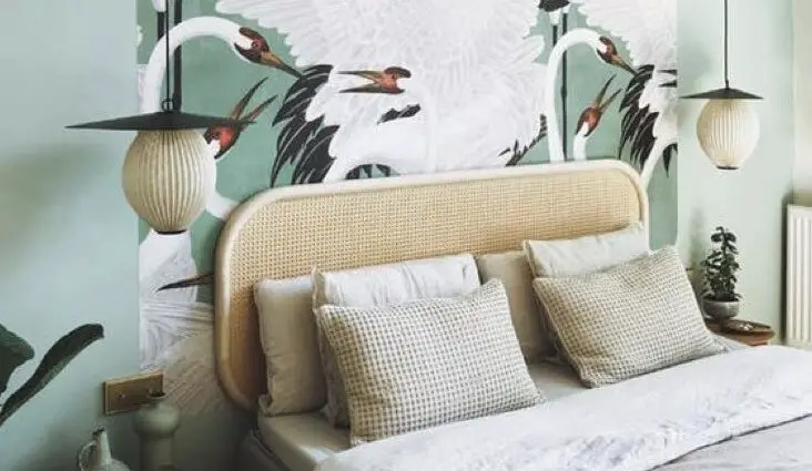 déco chambre moderne exemple tête de lit cannage papier peint cygnes blancs fond vert