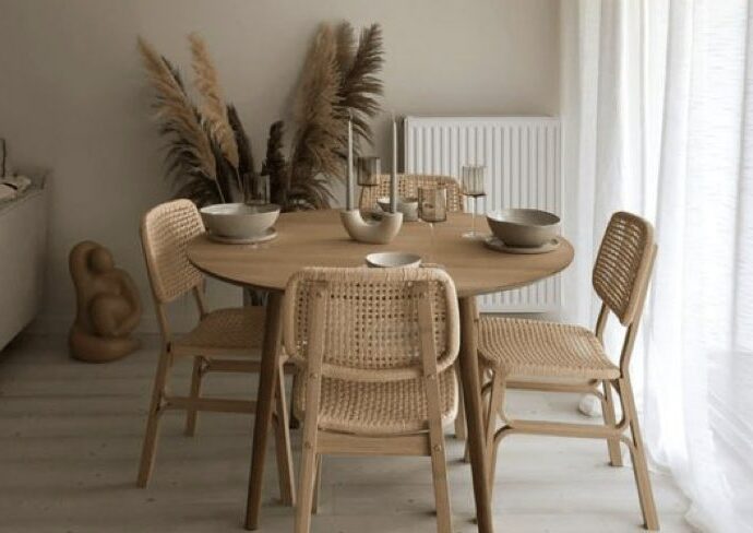 coin repas pas salle a manger table ronde en bois chaises moderne angle du salon