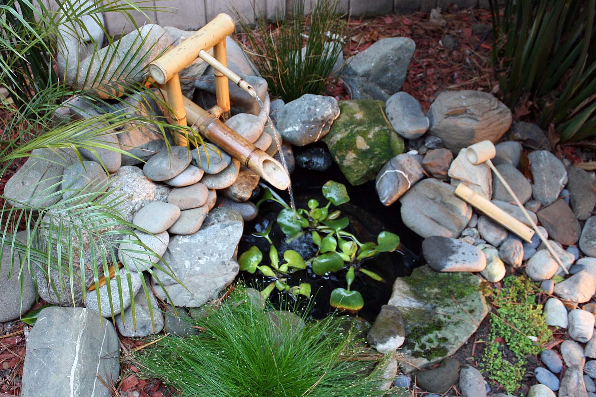 Пруд родником. Сад камней с фонтаном и прудиком японский. Декор из камней для сада. Японский сад камней на даче. Родник в ландшафтном дизайне.