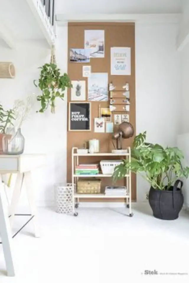 deco mur panneaux en liege moodboard mur blanc chaleureux desserte blanche décor moderne plante verte