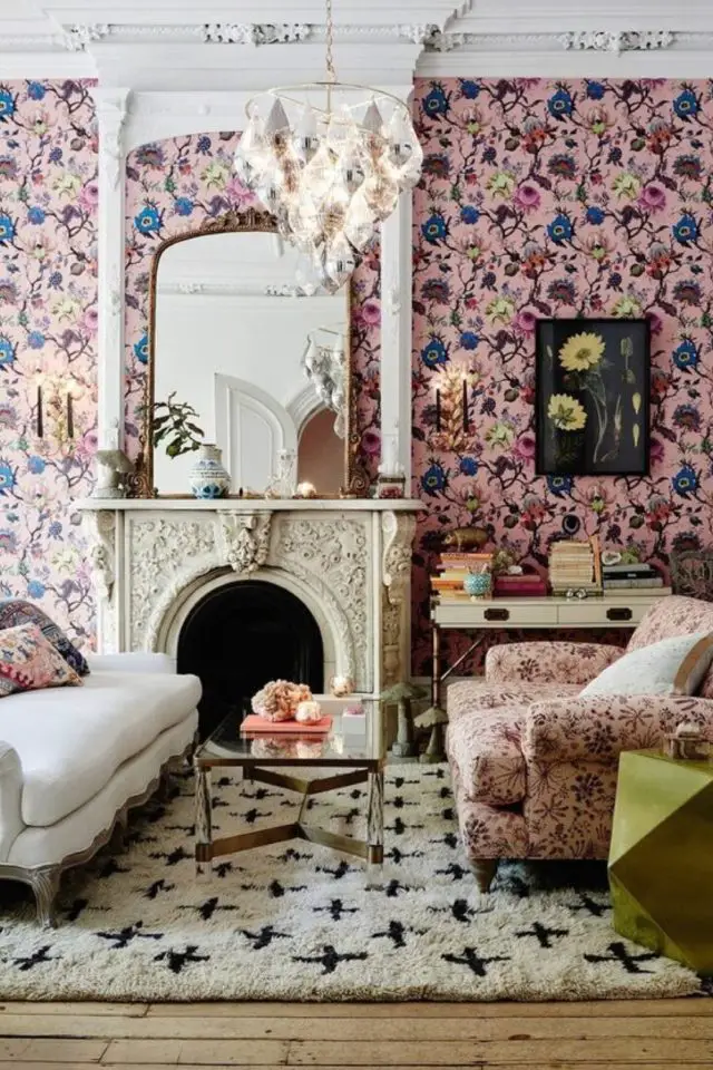 creer decor granny chic papier peint rose à fleurs cheminée ancienne canapé classique élégant et original