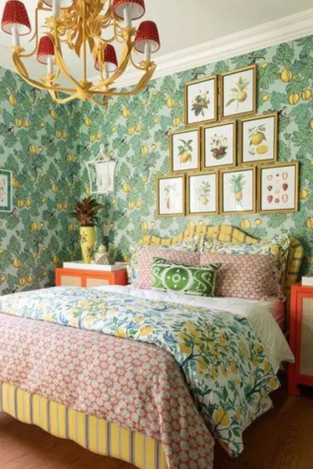 creer decor granny chic chambre à coucher papier peint à motif vert galerie de cadre au dessus du lit draps rose et vert style grandmillenial