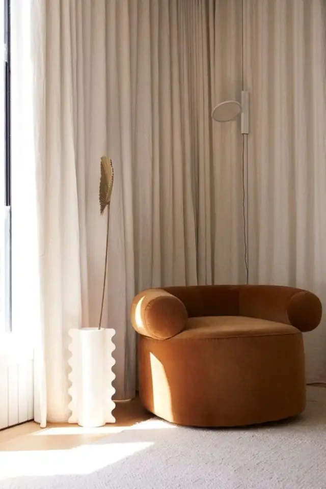 tendance design tissu bouclette fauteuil arrondi couleur rouille rideaux beige écru décor salon chic