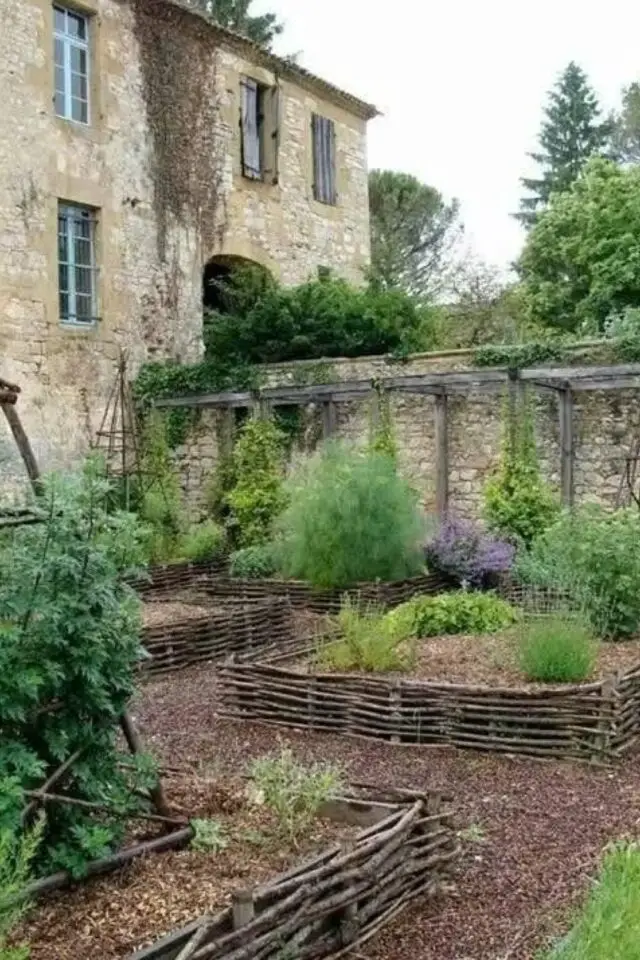 exemple amenagement jardin cure carré de plantations bordure tressée vieille maison de campagne