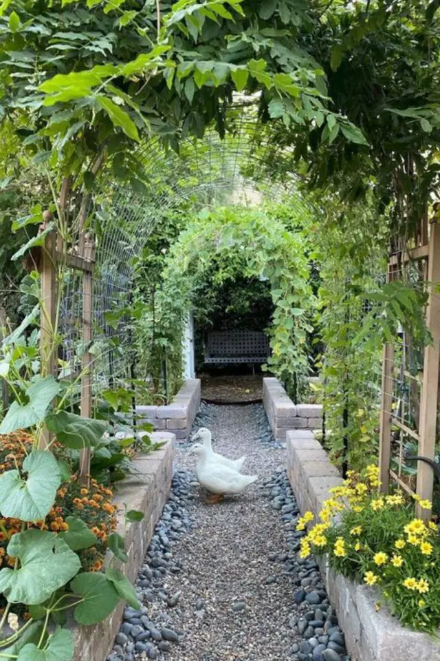 exemple amenagement jardin cure carré potager avec arche allée en gravier bordure en briques perspective 