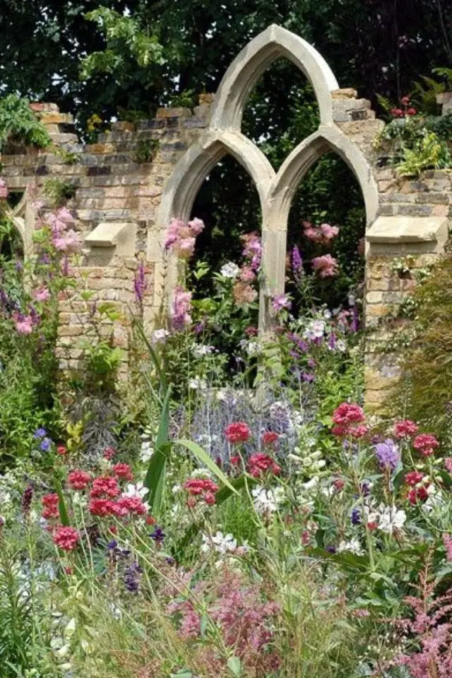 exemple amenagement jardin cure cours de couvent vieux mur plantes et fleurs vivaces colorées