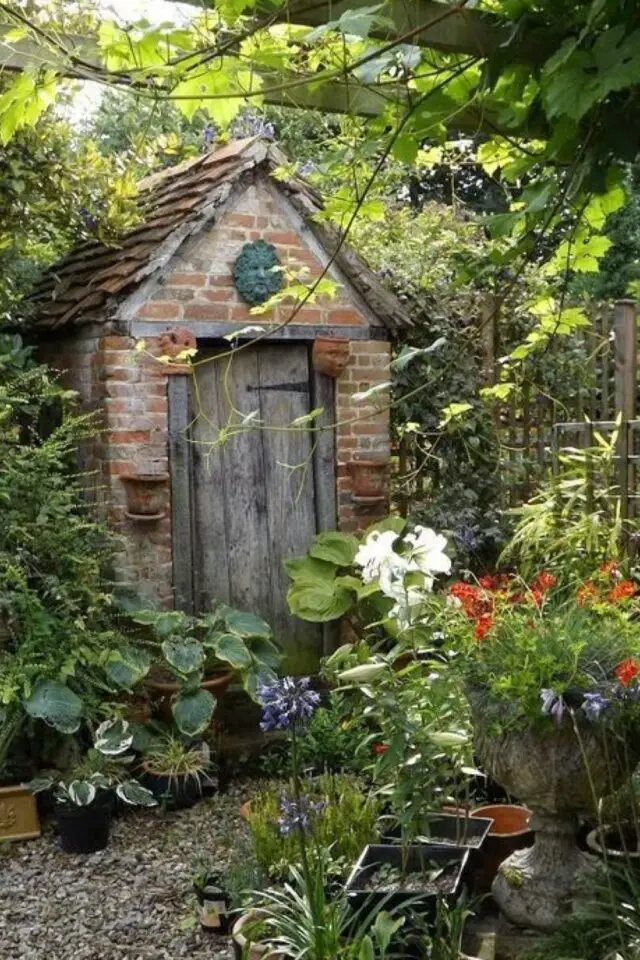 exemple amenagement jardin cure authentique fleur allée pergola ancienne en bois petit cabanon en brique