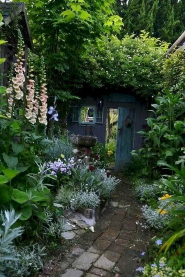 exemple amenagement jardin cure chalet de jardin plantes et fleurs allée extérieur verdoyant et simple