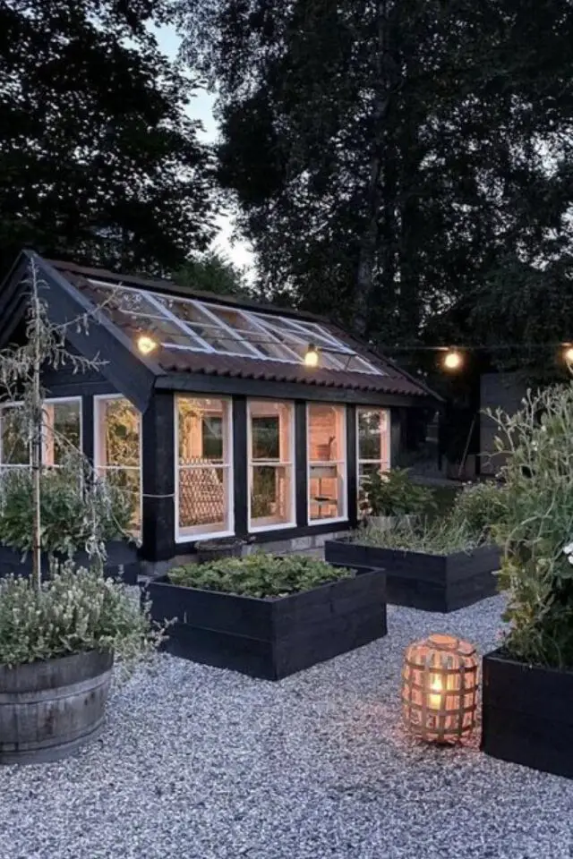 exemple amenagement jardin cure moderne allée en gravier serre carré potager luminaire extérieur
