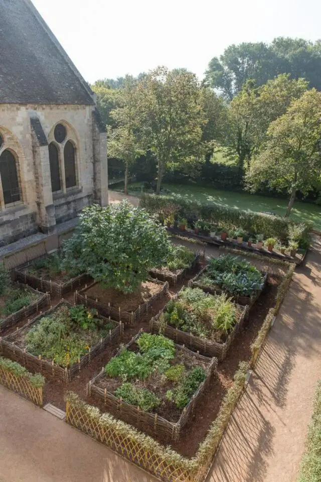exemple amenagement jardin cure cours d'église inspiration simple et pratique carré de culture 