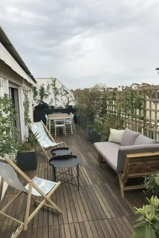 amenagement terrasse appartement ville en longueur rooftop treillis plante grimpantes transat canapé table repas 6 chaises 