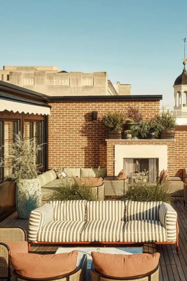 amenagement terrasse appartement ville élégant chic canapé extérieur à rayures grises et blanche salon de jardin 