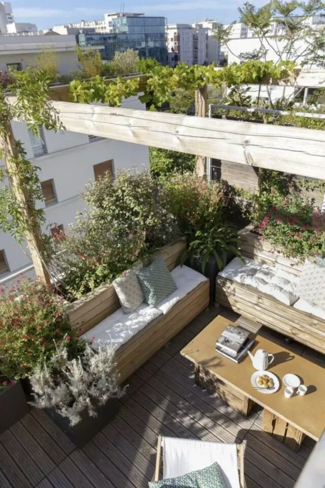 amenagement terrasse appartement ville pergola en bois plantes grimpantes banquette cosy table DIY récup 