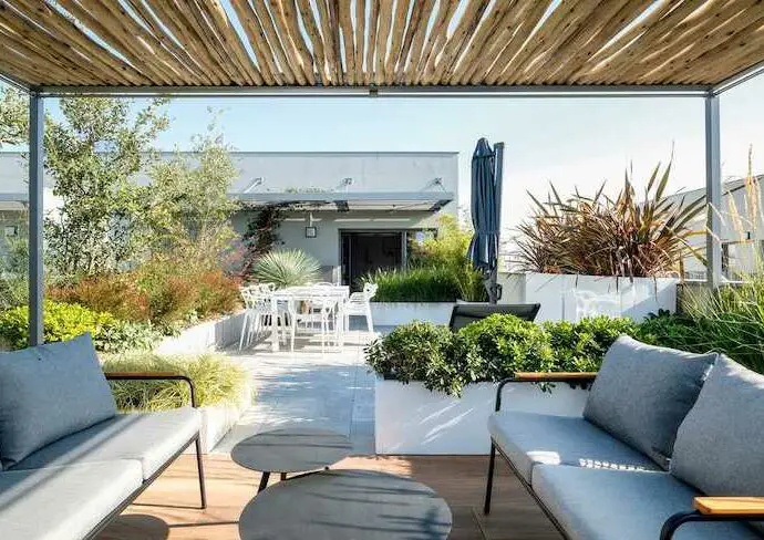amenager terrasse appartement ville exemple photos meubles de jardin pergola ombre plantes et jardinières