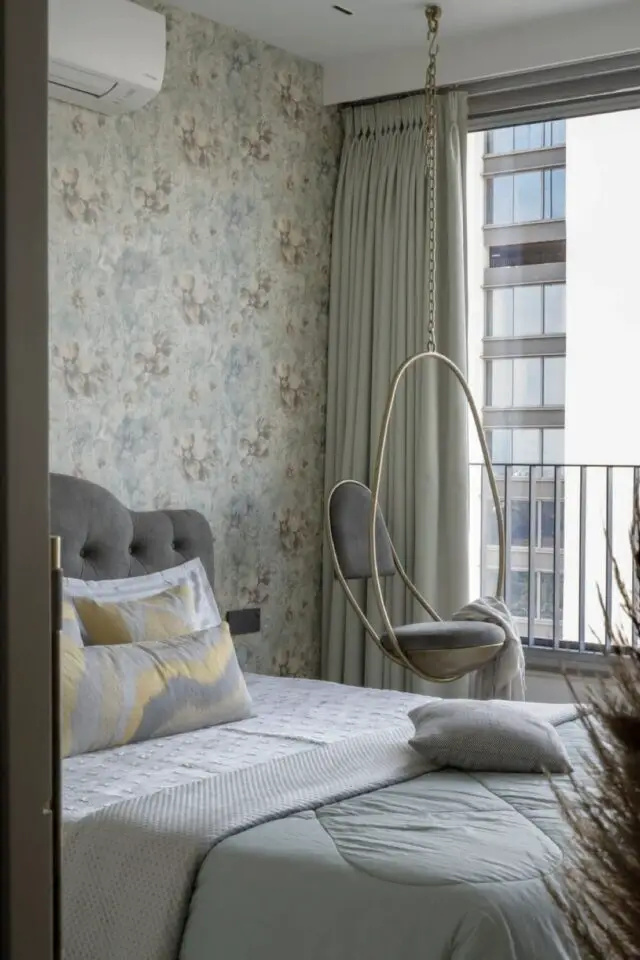 appartement 125m2 decoration chambre adolescente grande baie vitrée papier peint fleur blanc gris bleu tête de lit grise 