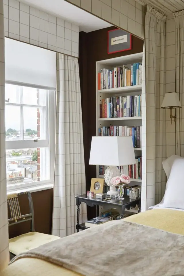 visite deco appartement éclectique design ancien mur marron petite bibliothèque encastrée rideaux originaux blanc à carreaux 