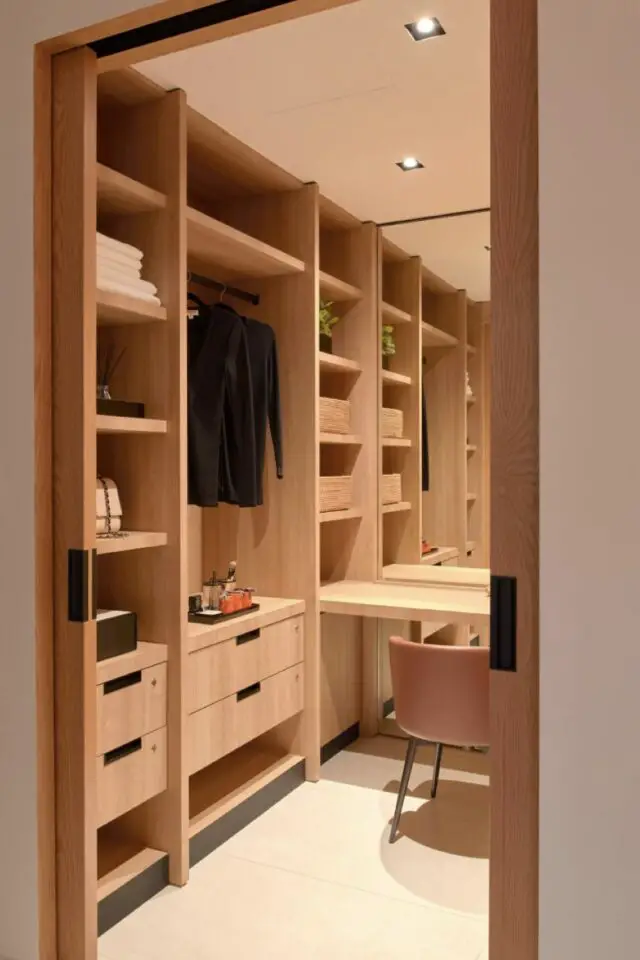 appartement minimaliste luxe asiatique grand dressing avec de nombreux rangement en bois exemple agencement 