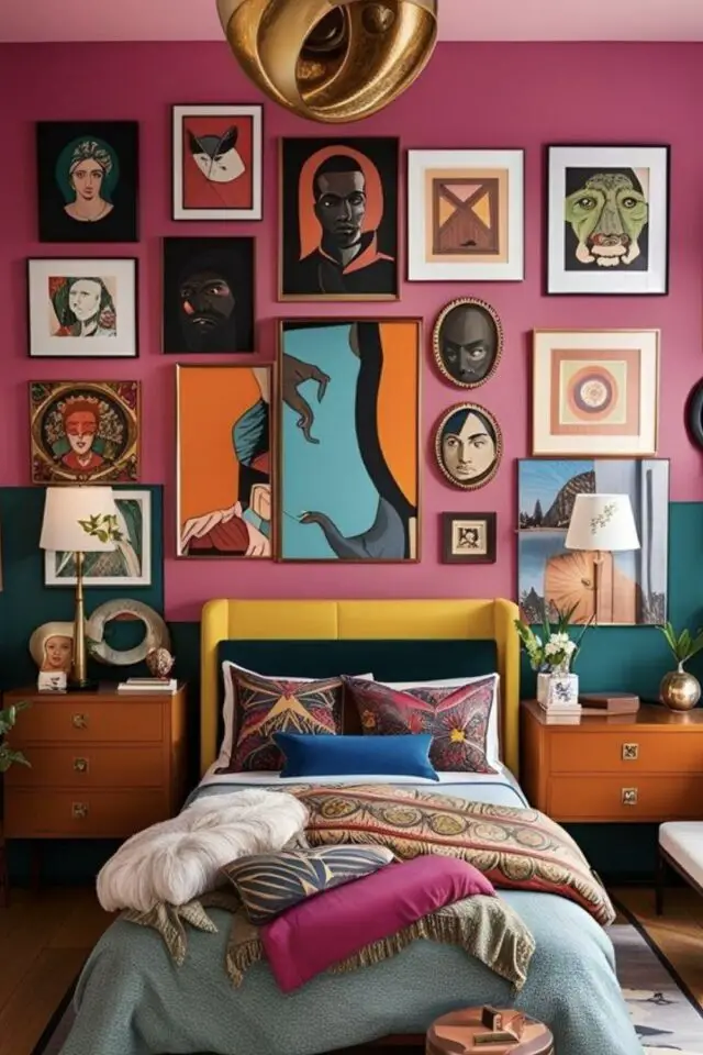caracteristique decoration maximaliste chambre à coucher adulte mur rose et bleu galerie de cadre tête de lit jaune coussins textiles décoratifs lampe de chevet meuble vintage 
