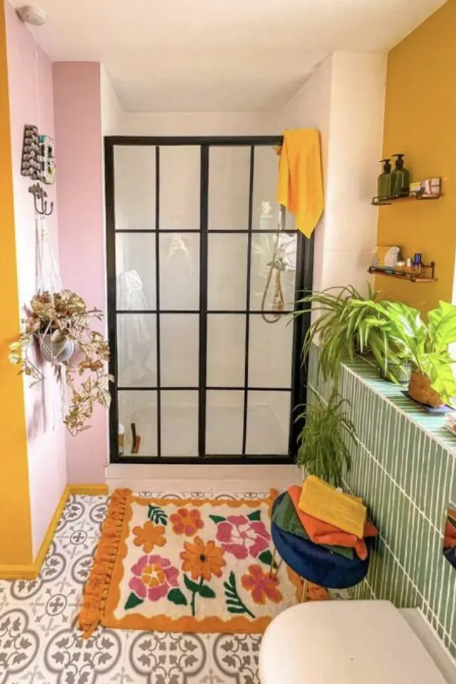 caractéristique décoration maximaliste petite salle de bain moderne mur jaune rose carrelage vert plantes intérieures bonne humeur 