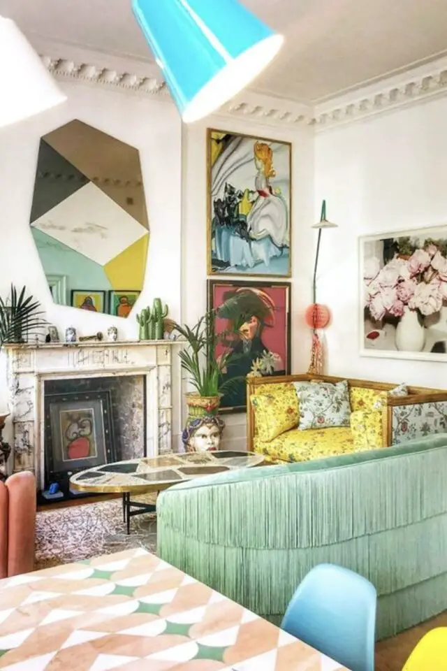 caractéristique décoration maximaliste salon chic et élégant original canapé vert banquette jaune à fleur cheminée en marbre grand tableau peint 