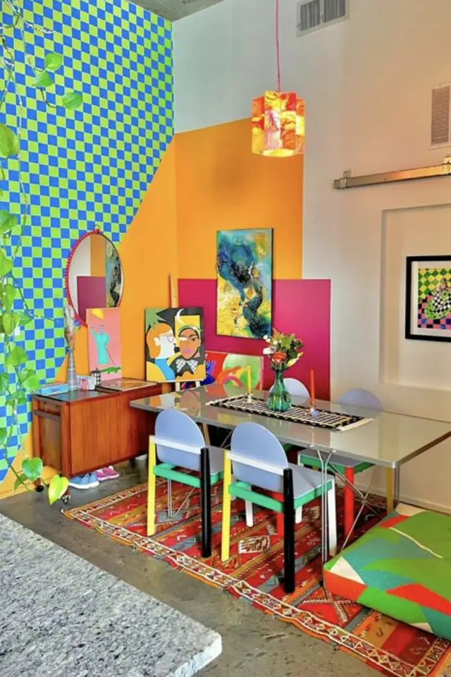 caractéristique décoration maximaliste déco mur originale et colorée damier bleu et vert géométrie jaune et rose salle à manger chaises pastel 