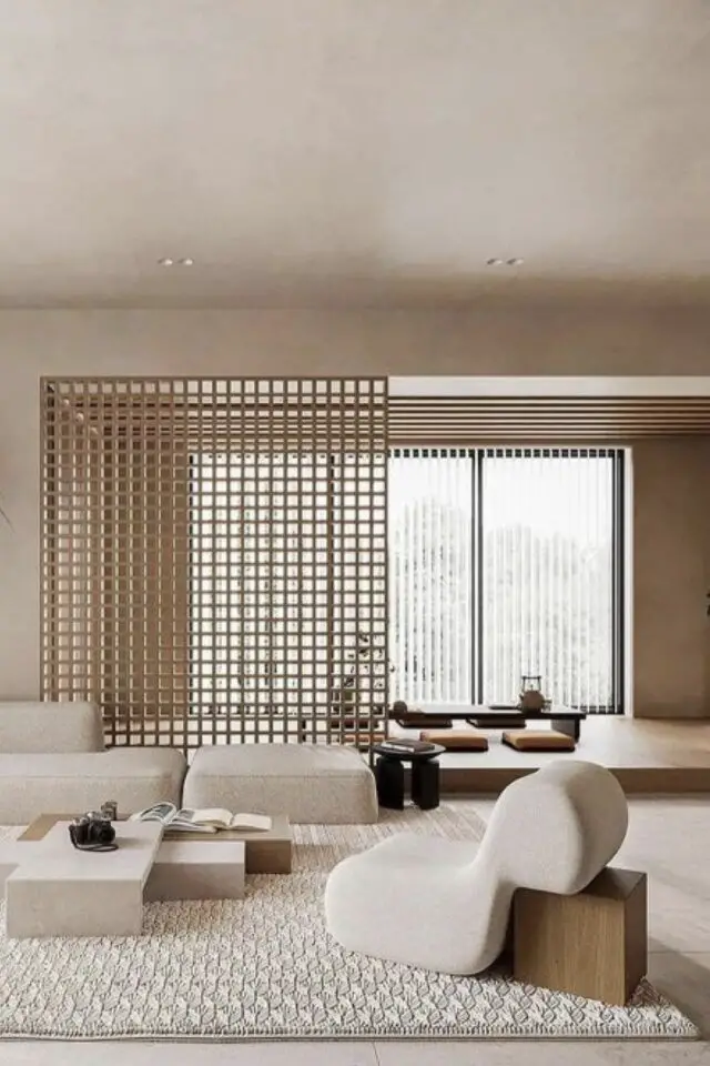 caracteristique decoration zen salon séjour spacieux couleur écru claustra bois épuré aménagement minimaliste fauteuil design 