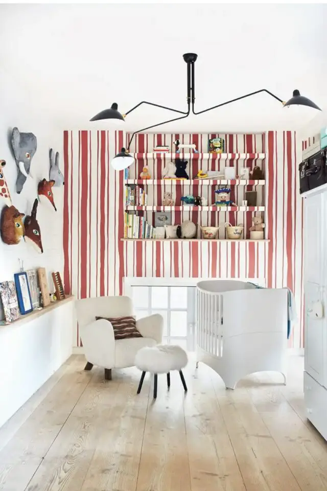 intérieur loft design exemple chambre bébé mur accent papier peint ligne blanche et rouge décor mural idée 