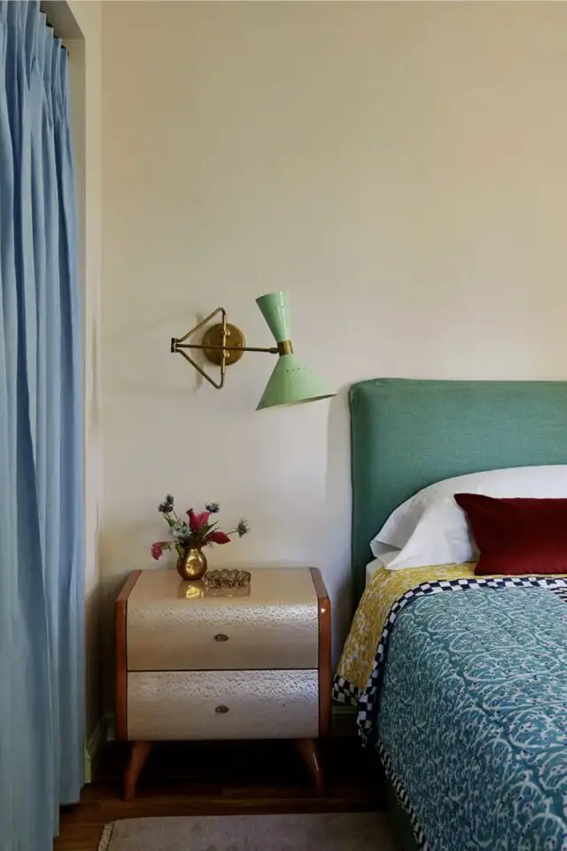 deco maison celibataire femme chambre à coucher blanc cassé touche de couleur boiserie fenêtre textile tête de lit applique murale vintage 