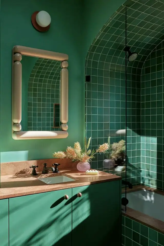 deco maison celibataire femme salle de bain verte émeraude peinture carrelage arche niche cintrée meuble vasque 