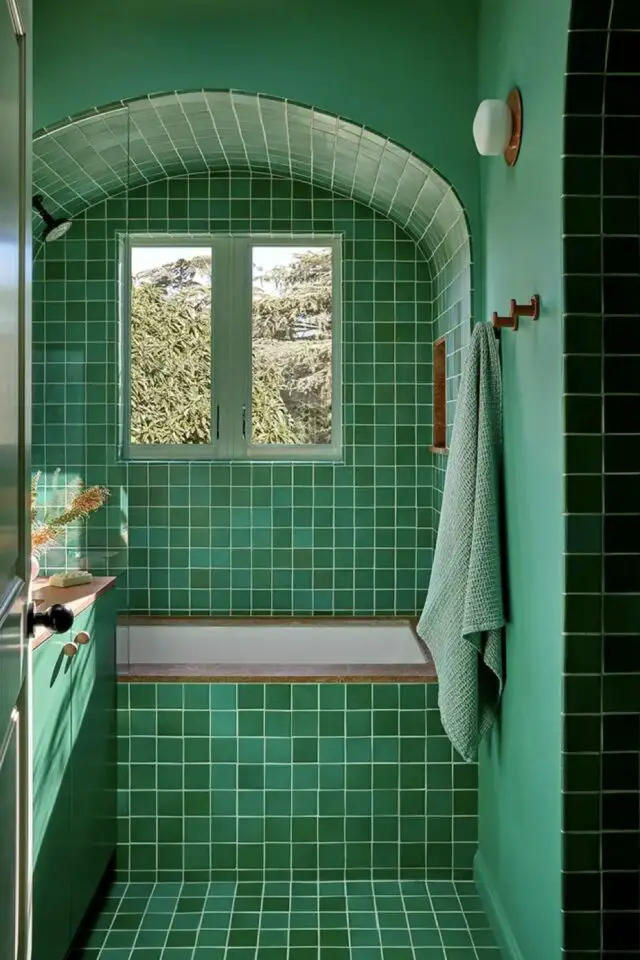deco maison celibataire femme salle de bain verte émeraude peinture carrelage arche niche cintrée patère murale 