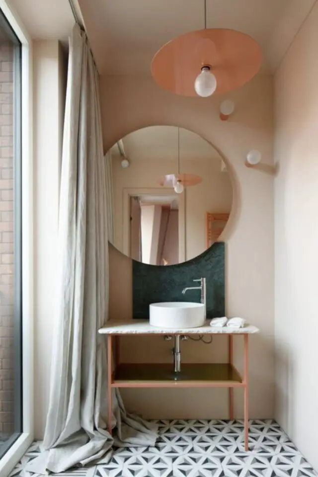 deco mur design moderne miroir XXL petite salle de bain au dessus du meuble vaste mur couleur beige mobilier en bois