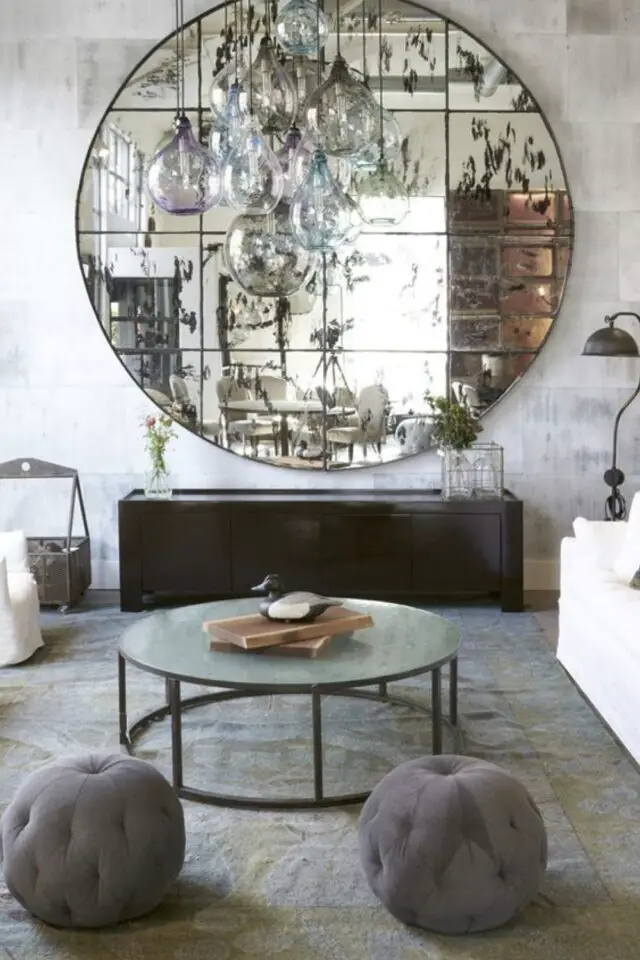 deco mur design moderne miroir XXL salon séjour pièce de vie mur en béton élégant meuble bas bois sombre canapé blanc 