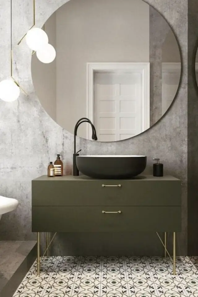 deco mur design moderne miroir XXL salle de bain carreaux de ciment sol meuble kaki vasque noir béton ciré revêtement mural