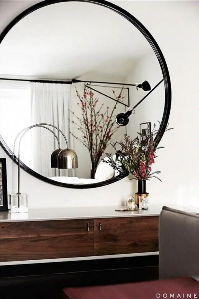 deco mur design moderne miroir XXL séjour chic et élégant meuble bas en bois sombre 
