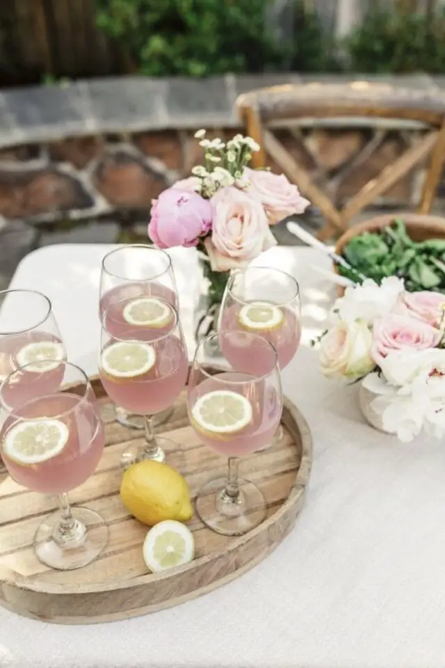 décoration de table fête des mères rose et blanc douceur cocktail citron plateau en bois
