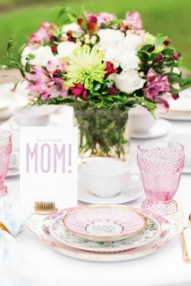 décoration de table fête des mères vaisselle ancienne couleur pastel carte à offrir bouquet fleurs coupées 