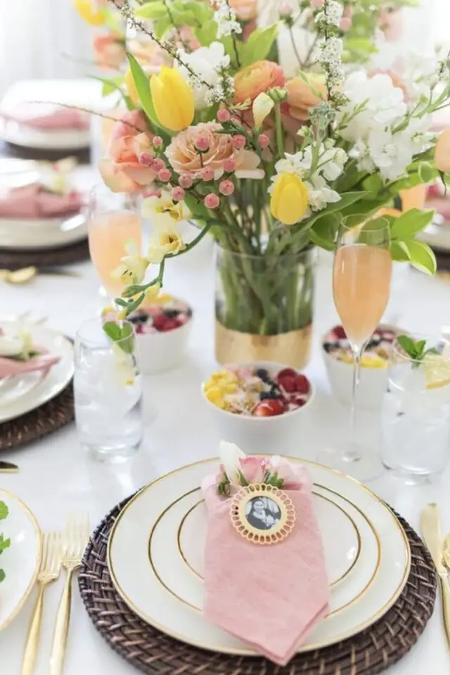 décoration de table fête des mères médaillon photo marque-place rond de serviette couleur rose orangée 