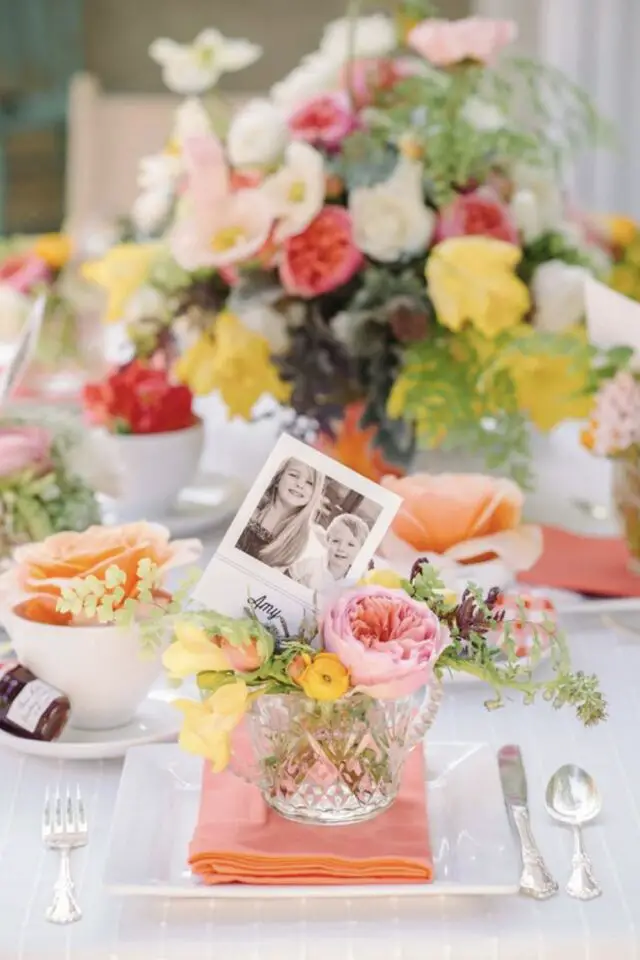 décoration de table fête des mères marque place polaroid en noir et blanc photo petite attention facile bouquer fleurs printanières 