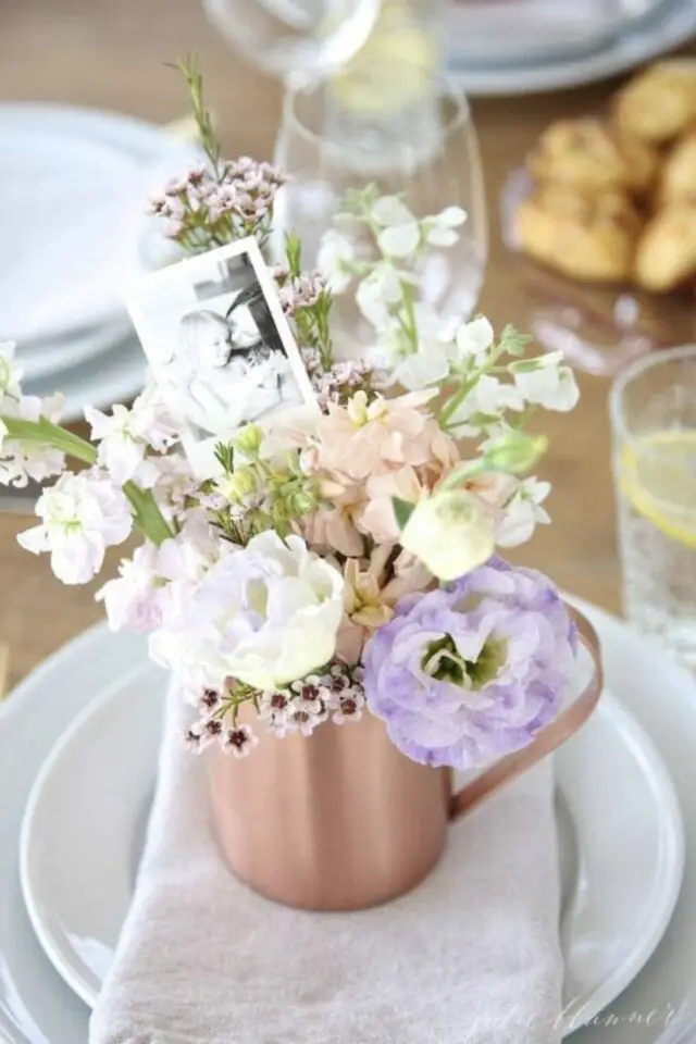 décoration de table fête des mères petit bouquet blanc et parme fleurs printemps photo en noir et blanc 
