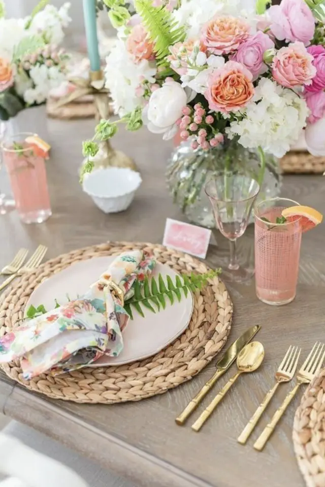 décoration de table fête des mères serviette en tissus fleuri bouquet rose blanc violet couverts doré set de table naturel 