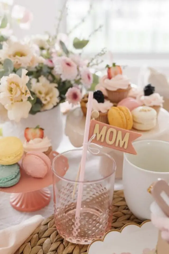 décoration de table fête des mères verre à eau transparent rosé paille customisée macaron bouquet de fleurs 