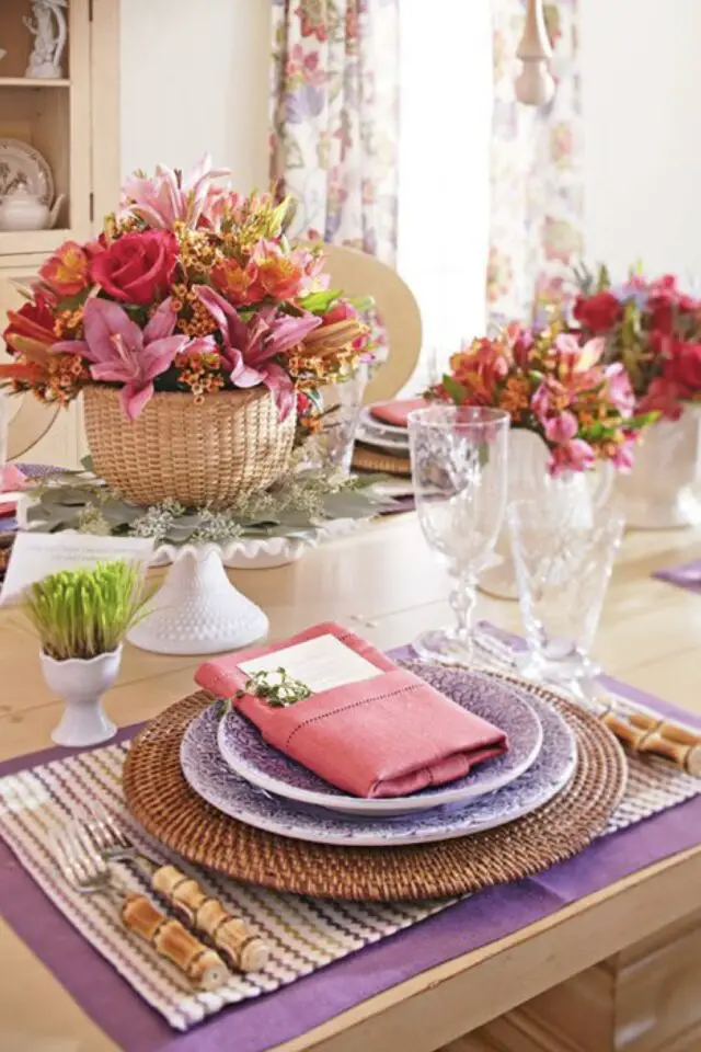 décoration de table fête des mères simple printanier rose violet rouge centre de table fleuri 