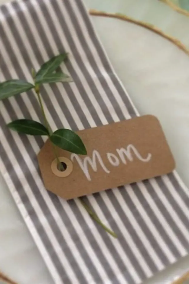 décoration de table fête des mères marque-place facile à faire étiquette Kraft feutre blanc posca petite plante serviette rayée 