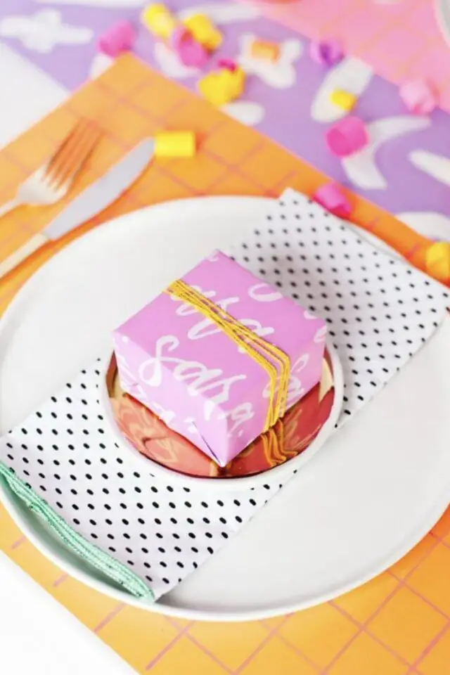 décoration de table fête des mères couleur acidulée moderne orange rose violet petit cadeau emballage personnalisé