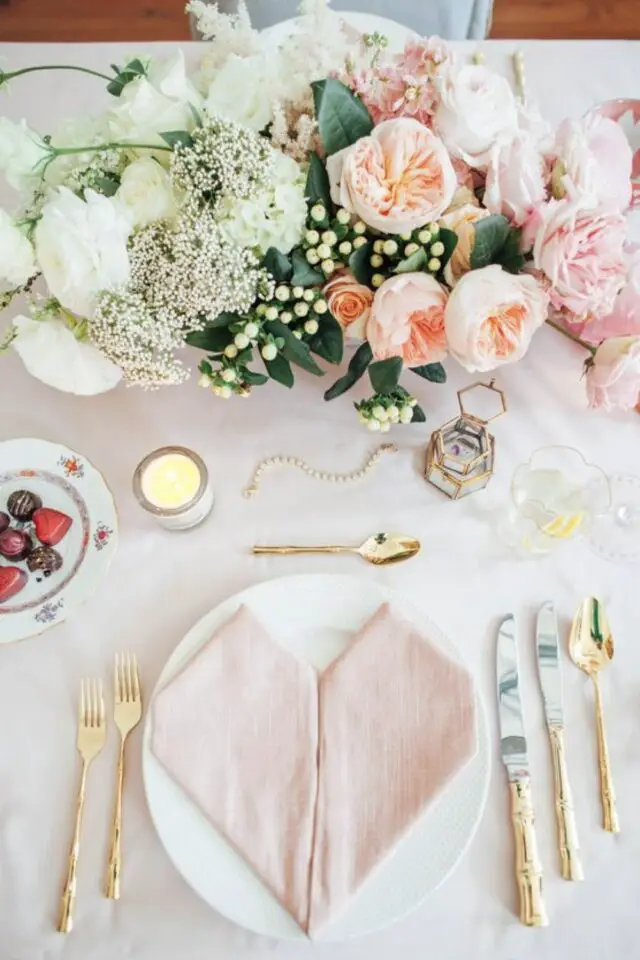 décoration de table fête des mères pliage de serviette coeur bouquet pastel blanc et rose 