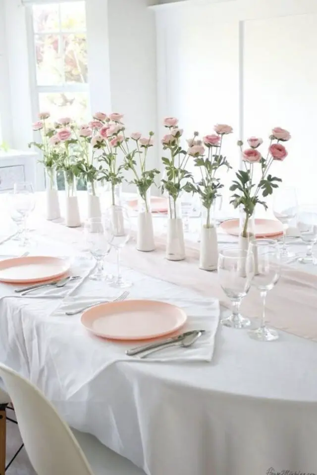 décoration de table fête des mères repas familial rose et blanc assiettes colorées centre de table vase et petit bouquet  