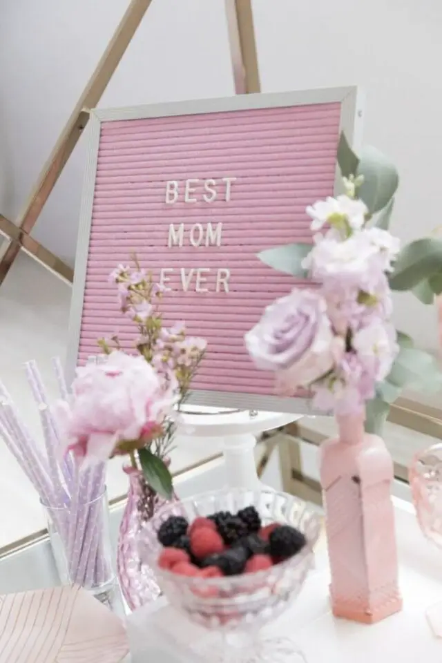 décoration de table fête des mères idée déco rose et blanche petit bouquet coupelle de fruits rouges 