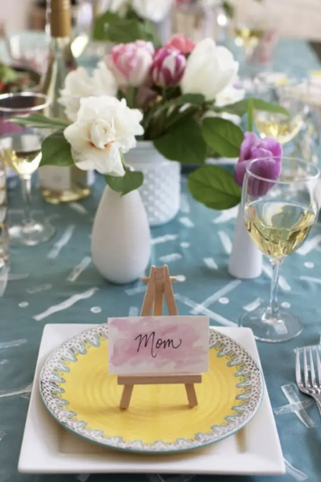 décoration de table fête des mères idée facile marque-page mini chevalet assiette jaune nappe bleu et blanc bouquet tulipe 