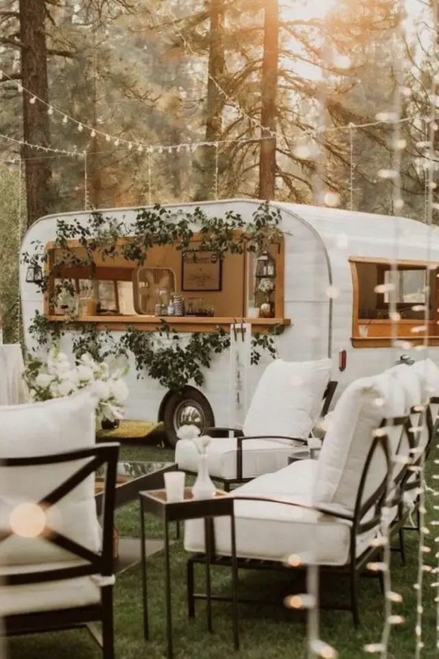 decoration mariage plein air exterieur bar caravane baraque à frites chic salon de jardin blanc et bois sombre guirlande lumineuse 
