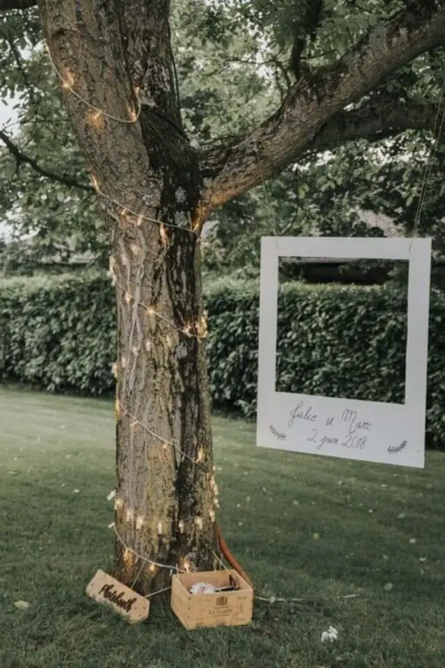decoration mariage plein air exterieur photo-booth facile esprit polaroïd cadre suspendu arbre 